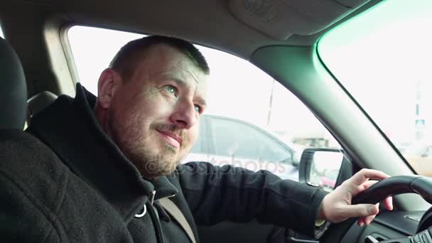 Szakállas férfi vezető mosolyog az autóban — Stock videók