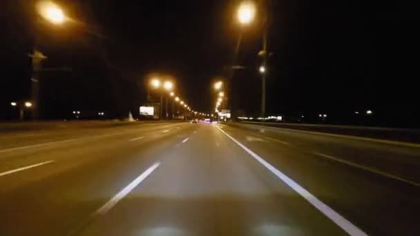 Zeitraffer der nächtlichen Stadtstraßen Hochgeschwindigkeitsfahren — Stockvideo