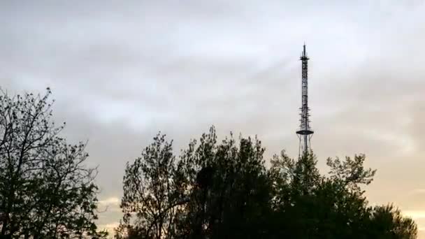 Torre de televisión de comunicación timelapse — Vídeo de stock