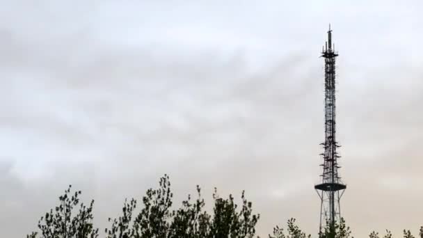 Torre de televisión de comunicación timelapse — Vídeo de stock