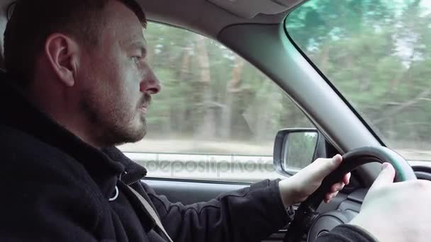 Человек водит машину по шоссе — стоковое видео
