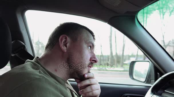 Brodaty mężczyzna kierowca czeka na zielone światło — Wideo stockowe