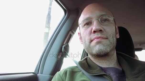 Passenger in the car looking forward — Stock Video