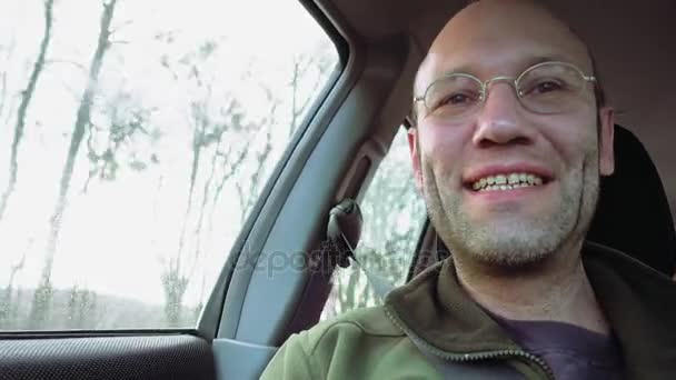 Pasajero en el coche mirando hacia adelante y sonríe — Vídeos de Stock