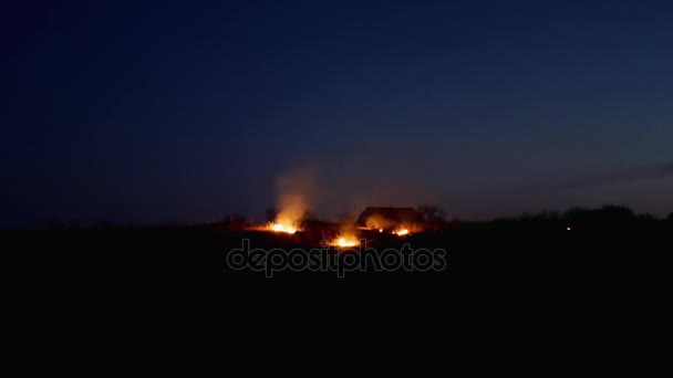 Feu sur le champ des fermiers la nuit — Video