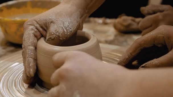 Potter is making clay pot on the potters wheel — Stock Video