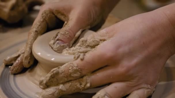 Potter is het maken van klei pot op het wiel van de pottenbakkers — Stockvideo