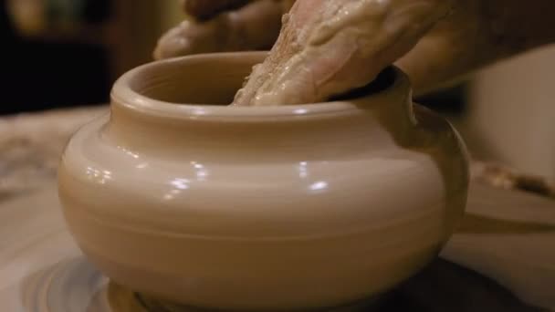 Potter toprak kap potters tekerlek üzerinde yapıyor — Stok video