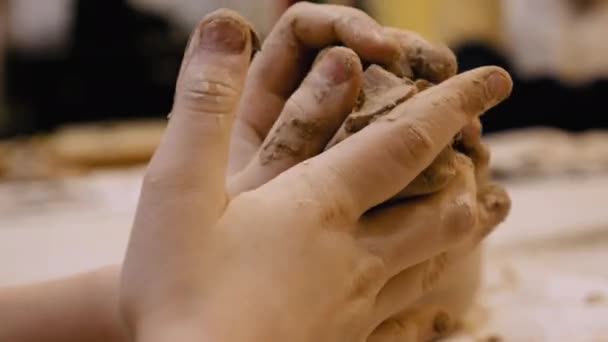 Escultor está vomitando arcilla para crear cerámica — Vídeos de Stock