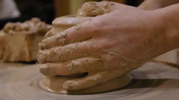 ポッターは陶芸家のホイールに土鍋を作ってください。 — ストック動画