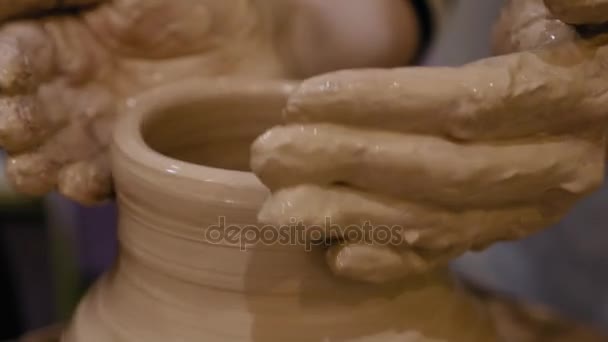 Поттер делает глиняный горшок на гончарном круге — стоковое видео