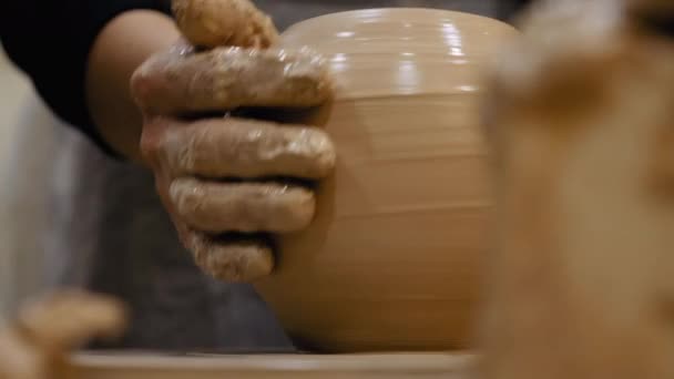Potter está fazendo panela de barro na roda de oleiros — Vídeo de Stock