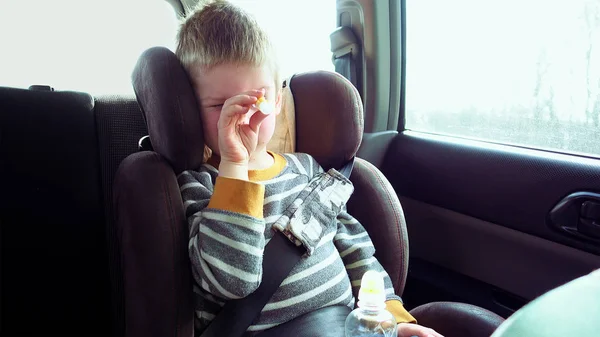 Schattige jongen in een autostoeltje kind speelt met een toy — Stockfoto