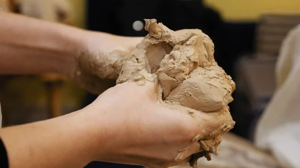 Escultor está vomitando arcilla para crear cerámica — Foto de Stock