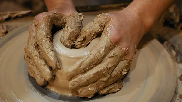 Potter está fazendo panela de barro na roda de oleiros — Fotografia de Stock