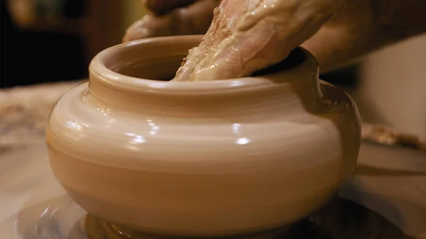 Potter está haciendo maceta de arcilla en la rueda de alfarero —  Fotos de Stock