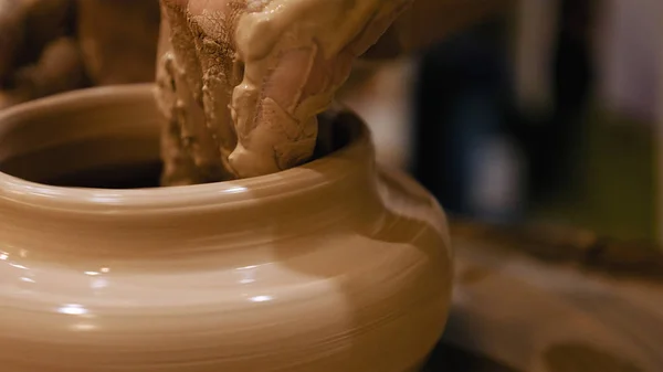 Potter gör lerkruka på potters hjulet — Stockfoto