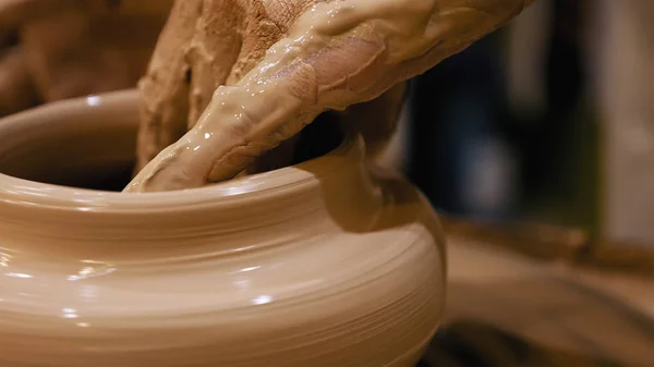 Potter está fazendo panela de barro na roda de oleiros — Fotografia de Stock