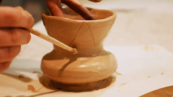 Potter está fazendo panela de barro na roda de oleiros — Fotografia de Stock