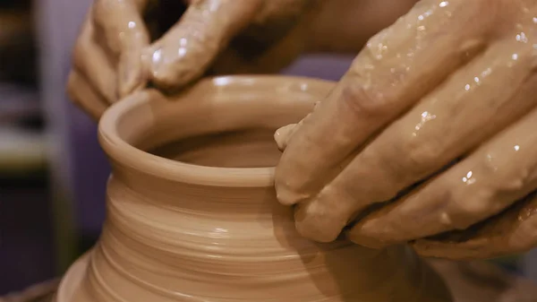 Potter está fazendo panela de barro na roda de oleiros — Fotografia de Stock