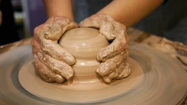 Поттер делает глиняный горшок на гончарном круге — стоковое фото