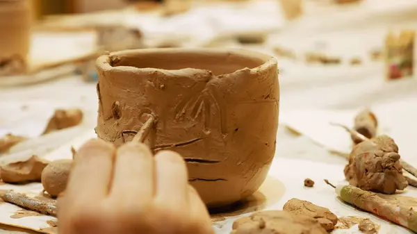 Ceramista está modelando olla de arcilla o jarrón — Foto de Stock