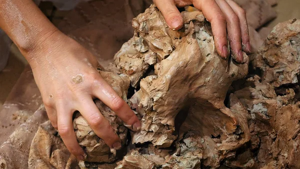 Escultor é pugging argila para a criação de cerâmica — Fotografia de Stock