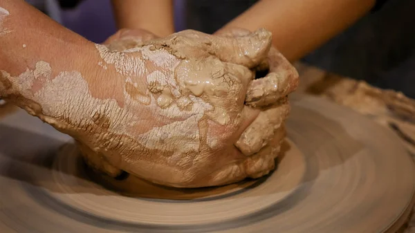 Potter toprak kap potters tekerlek üzerinde yapıyor — Stok fotoğraf