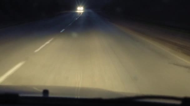 Carretera forestal rural nocturna en faro — Vídeo de stock