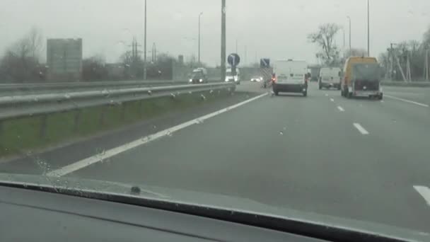 Scheibenwischer bei Arbeiten auf Autobahn — Stockvideo