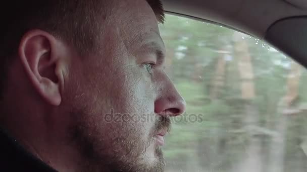 Человек водит машину по шоссе — стоковое видео