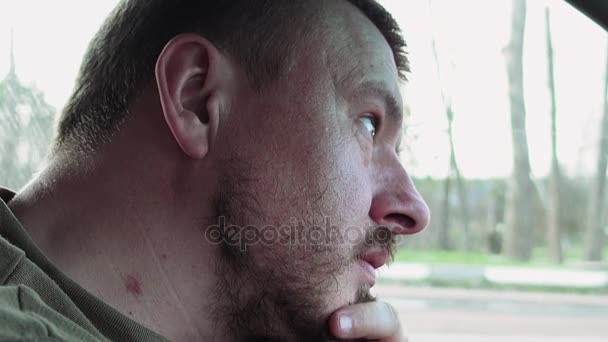 Autista uomo barbuto attende il via libera — Video Stock
