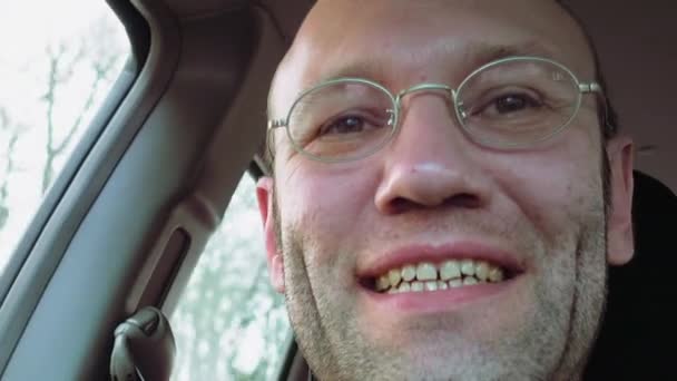 Cestující v autě těšíme a úsměvy — Stock video