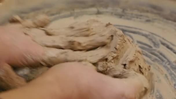 Beeldhouwer is klei voor het maken van aardewerk pugging — Stockvideo