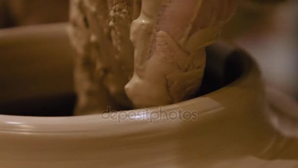 Поттер делает глиняный горшок на гончарном круге — стоковое видео