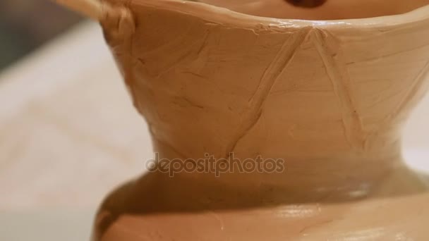 Potter, hogy clay pot a fazekasok kerék — Stock videók