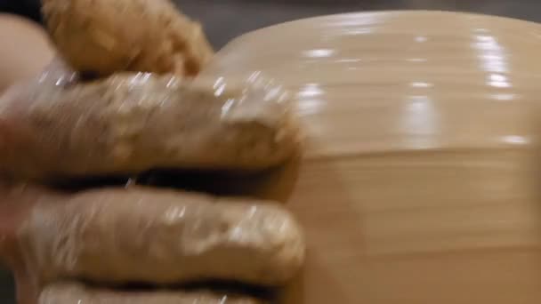 Potter está haciendo maceta de arcilla en la rueda de alfarero — Vídeos de Stock