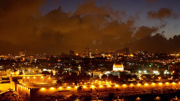 Яркие огни старого города Иерусалима над Аль Аксой — стоковое фото