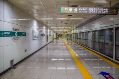 Gwangju MetroGwangju Metropolitan Rapid TransitGeumnam No: 5 (o) -ga İstasyon Platformu İşaretleri