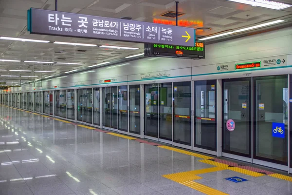 Gwangju Metrogwangju Metropolitan Rapid Transitgeumnam No5 Segni Della Piattaforma Della — Foto Stock