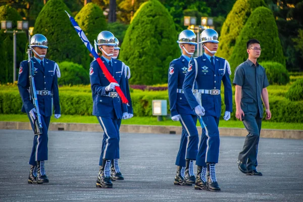 台湾2019年8月3日台北自由広場空軍旗掲揚式の名誉警備員 — ストック写真