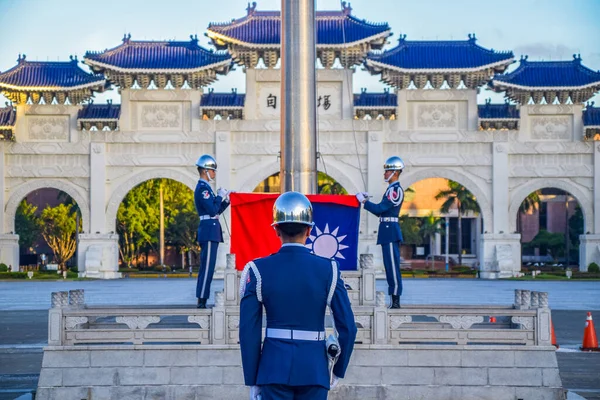 台湾2019年8月3日台北自由広場空軍旗掲揚式の名誉警備員 — ストック写真