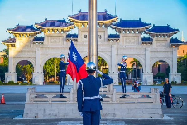 台湾2019年8月3日台北自由広場空軍旗掲揚式の名誉警備員 — ストック写真