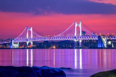 Gwangan Köprüsü ve Haeundae Sunset, Busan City, Güney Kore.