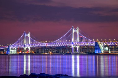 Gwangan Köprüsü ve Haeundae Sunset, Busan City, Güney Kore.