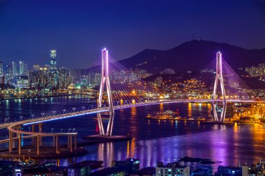 Busan liman köprüsü geceleri farklı renklerde açılıyor. Busan, Güney Kore 'de çekildi.
