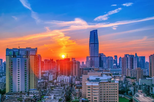 广州现代城市的日落明净天际与城市景观 — 图库照片