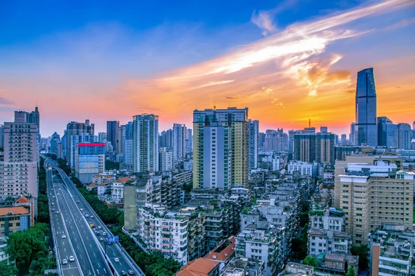 广州现代城市的日落明净天际与城市景观 — 图库照片