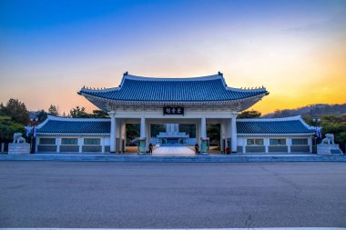 Kore, Seul Ulusal Mezarlığı 'ndaki Anma Kapısı (Korece çeviri:)