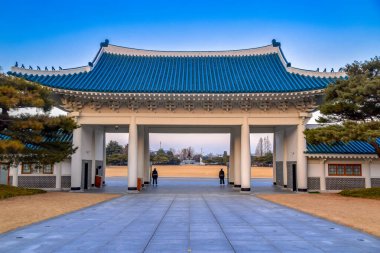 Kore, Seul Ulusal Mezarlığı 'ndaki Anma Kapısı (Korece çeviri:)